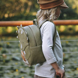 Kinderrucksack Großer Dinosaurier Oskar aus Kunstleder von Little Who-von Kind getragen-Ansicht von der Seite