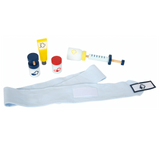 Notarztrucksack mit Holz-Utensilien von Smallfoot_Detailansicht_Notfallampulle mit Steckplatz für Spritze, Desinfektionsspray, Verband mit Klettverschluss, Tablettendose mit Schraubdeckel, Spritze mit Drückmechanismus, Salbentube