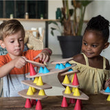 2 Kinder spielen mit Piks Balancierspiel von Oppi
