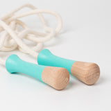 Hüpfseil mit Holzgriffen und Seil aus Naturbaumwolle von Me&Mine_Minze